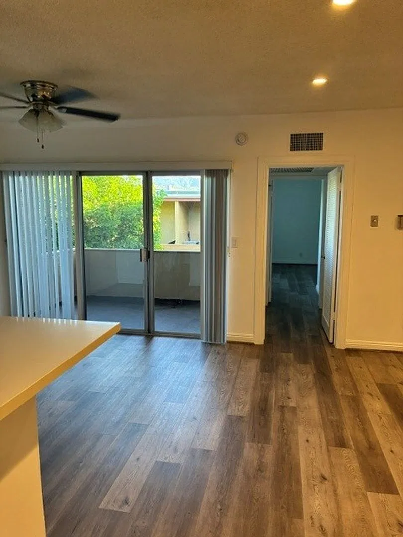 LOS ENCINOS APARTMENTS — Photo 2