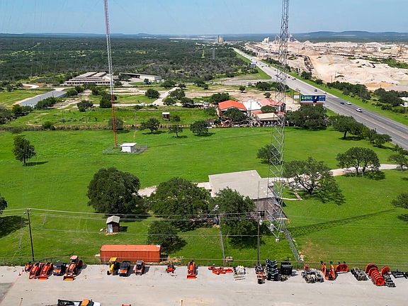 4th image of 5526 N Us Highway 281