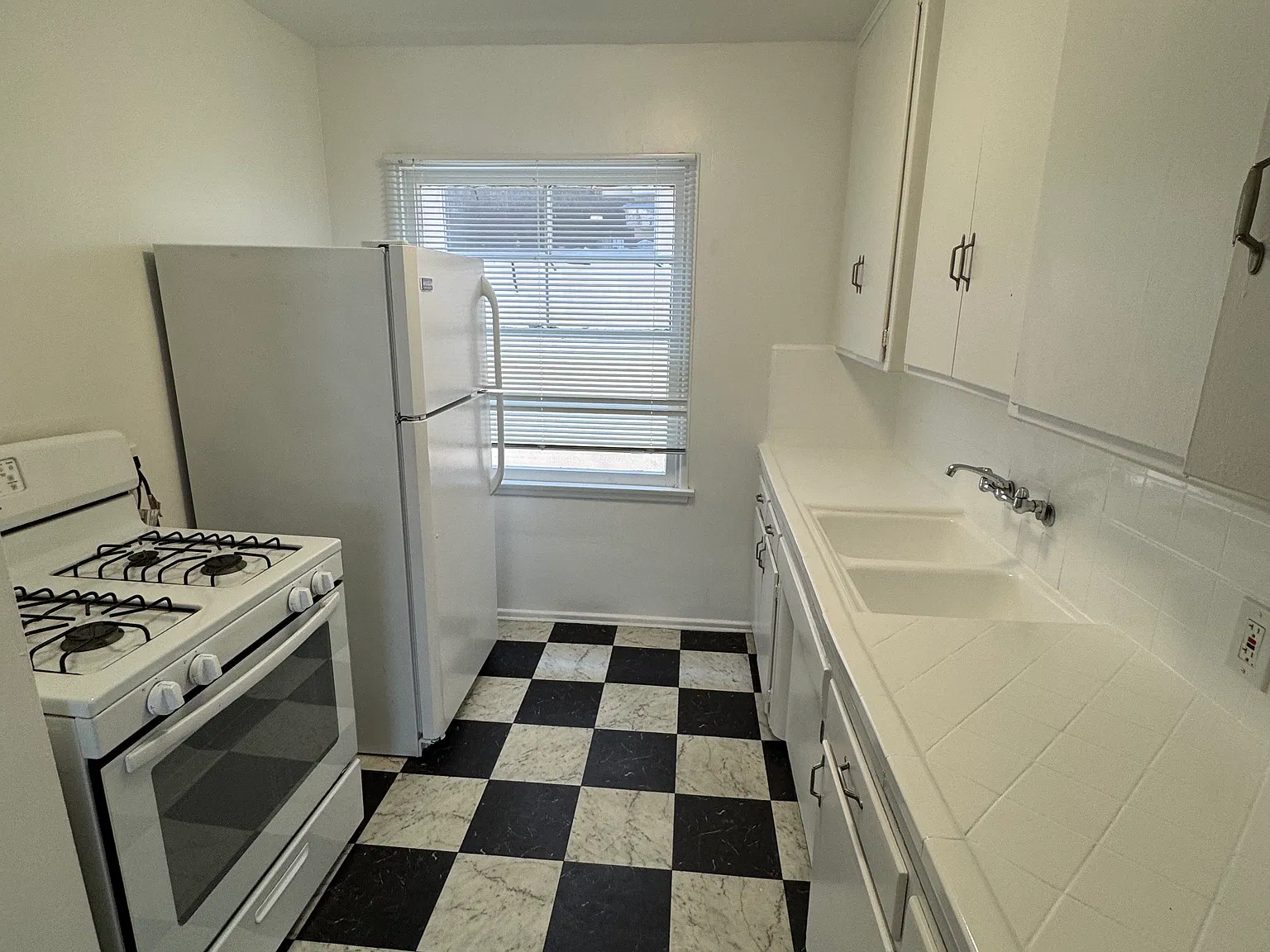 Studio, 400 sqft, $1,600 — Photo 2