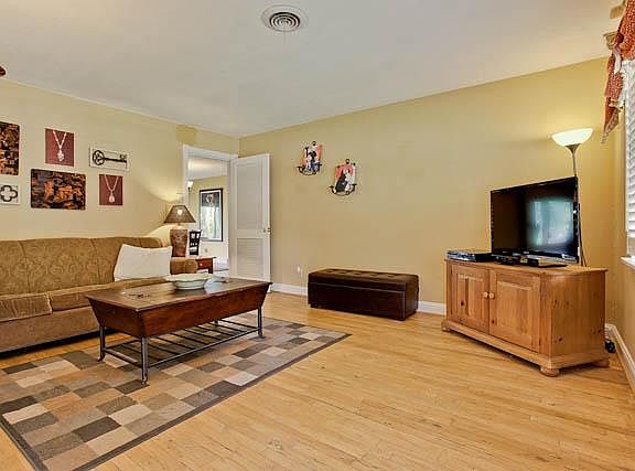 2nd image of 1333 Cloverdale Dr