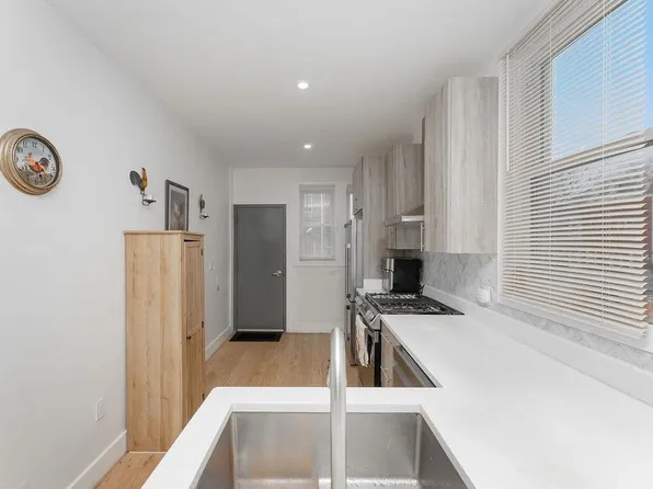 203 Pearsall Avenue image 23 of 35