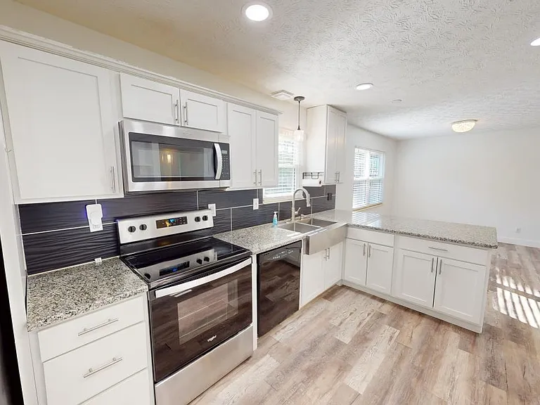 4911 McKenna Ct — Photo 2