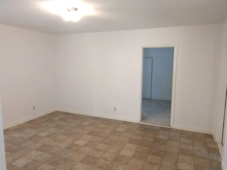 2228 Yew St — Photo 5