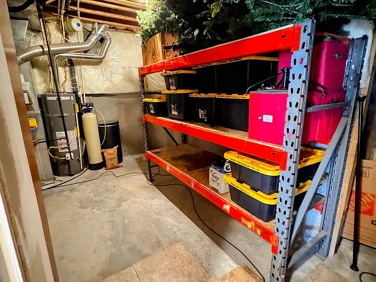 1.75 shelves available for tenant storage.
