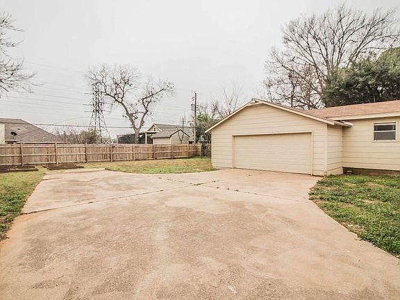3rd image of 1204 W Lavender Ln
