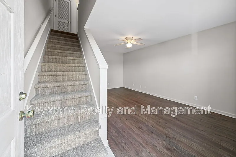 2 bed, 1.5 bath, 1025 sqft, $1,125 — Photo 2