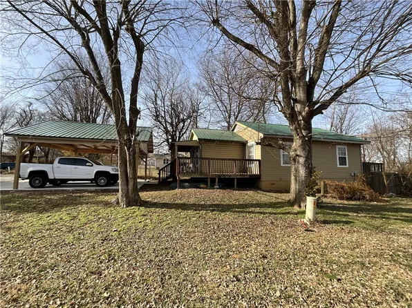 304 Hawkins Ave, Huntsville, AR 72740