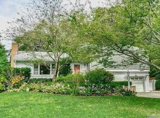 10 Wood Ln, Locust Valley, NY 11560