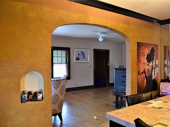 4th image of 2123 Benderwirt Ave