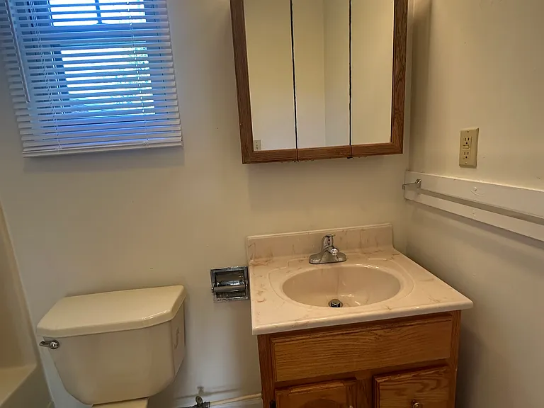 1118 S Woodlawn Ave — Photo 5
