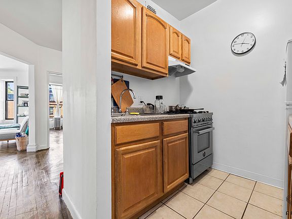 4th image of 211 6th Ave #2E