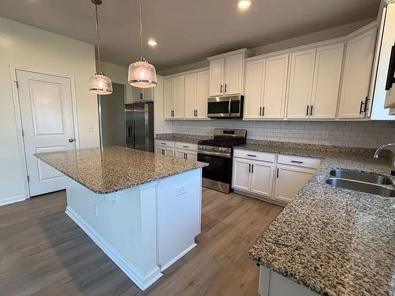 1097 Sapphire Dr — Photo 4