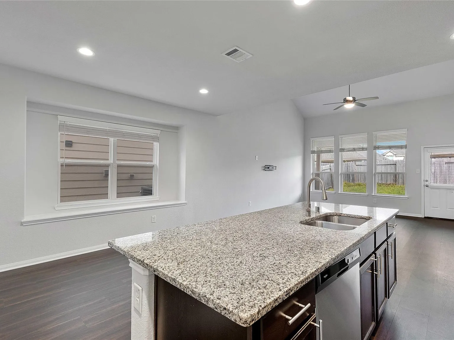 4 bed, 2.5 bath, 2508 sqft, $2,400 — Photo 3
