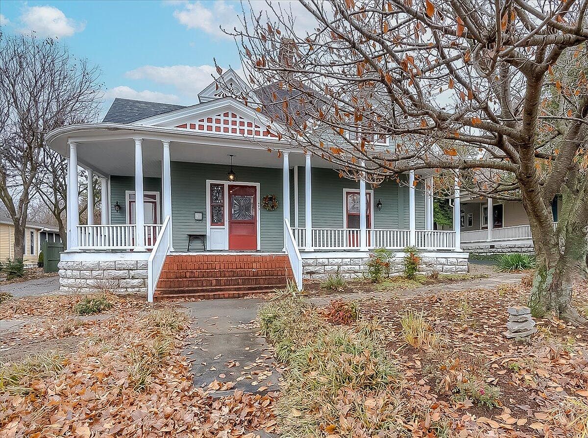 423 E Main St, Danville, KY 40422 | Zillow