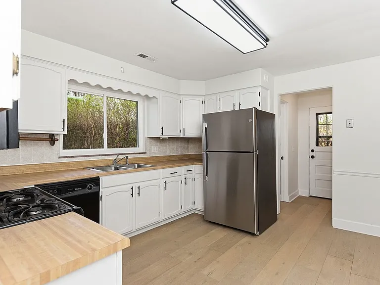 867 E Columbia Ave — Photo 4
