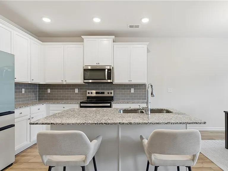 330 Regent Park — Photo 7