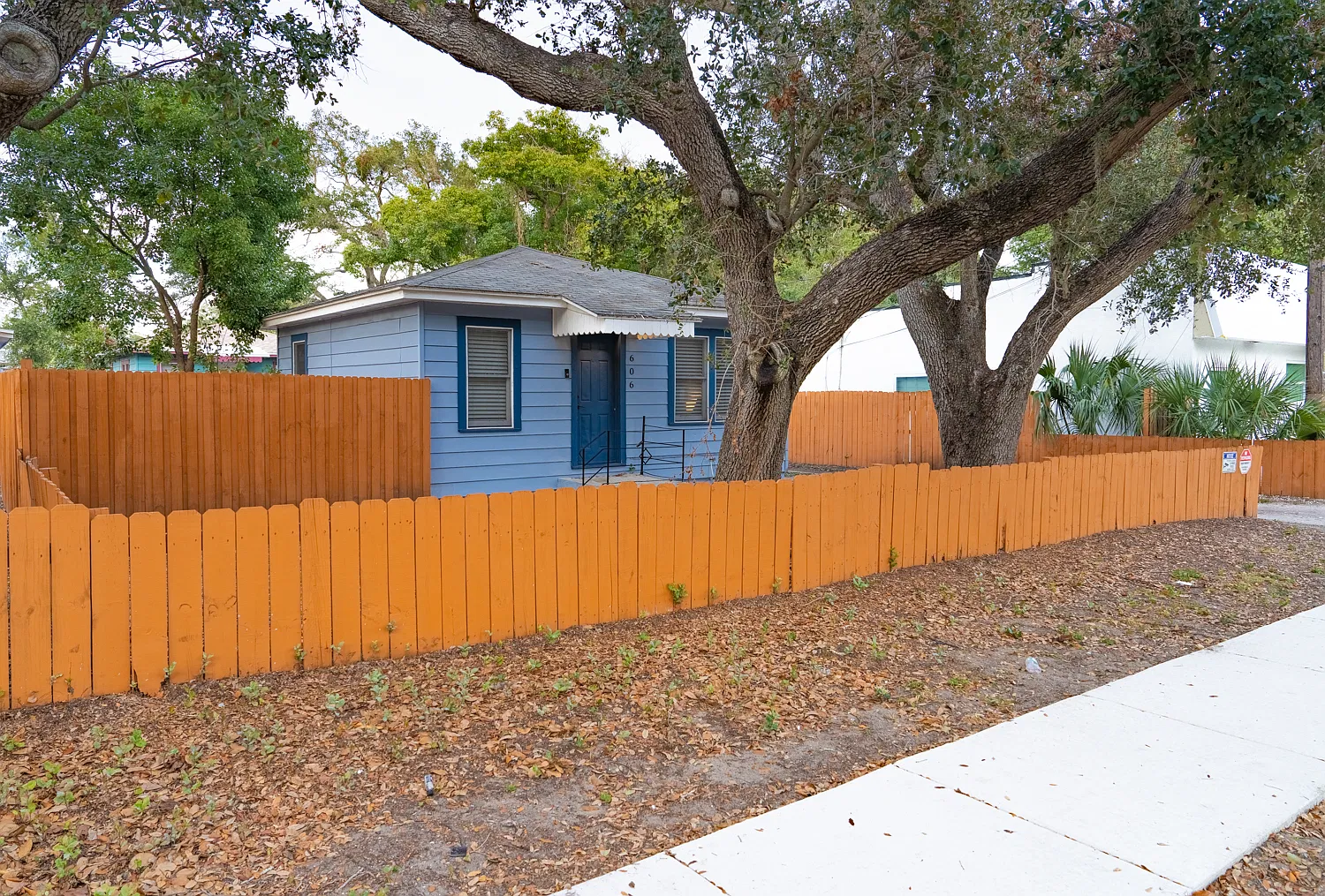 606 Woodlawn St — Photo 2