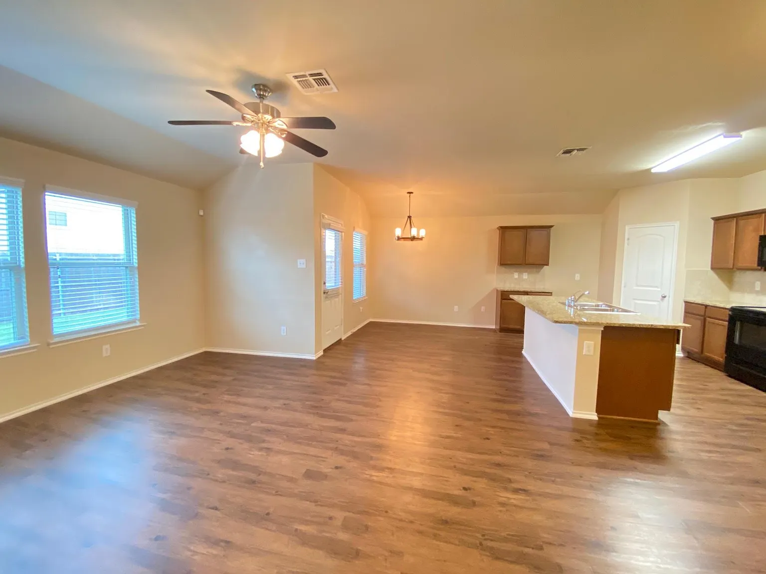 4 bed, 1566 sqft, $1,895 — Photo 3