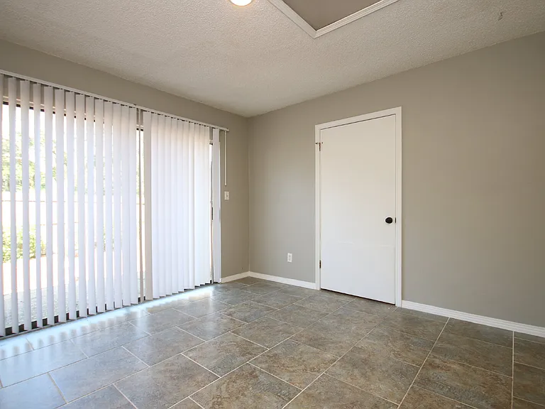 416 Waycross Ave — Photo 8