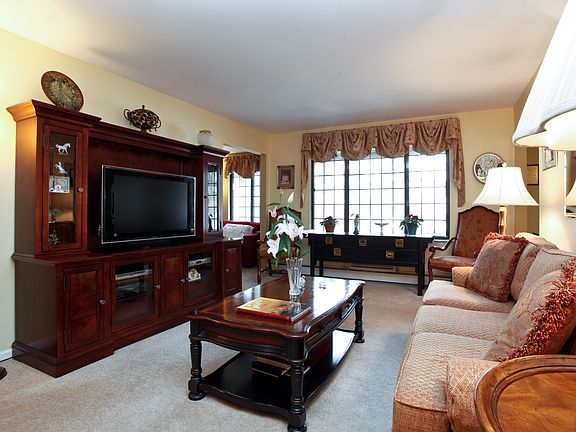 4th image of 36-7 Foxwood Dr