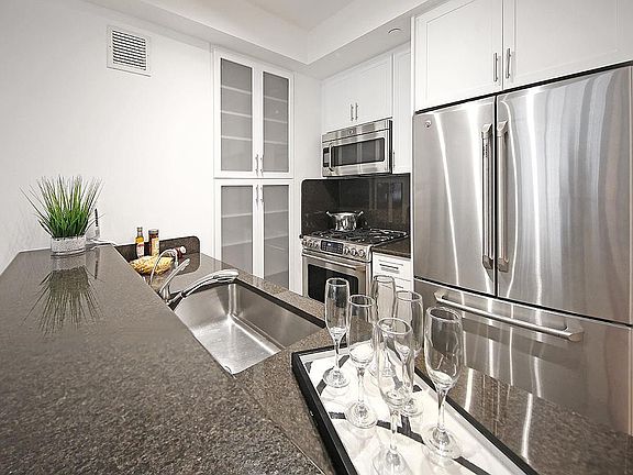 4th image of 320 W 38th St APT 620