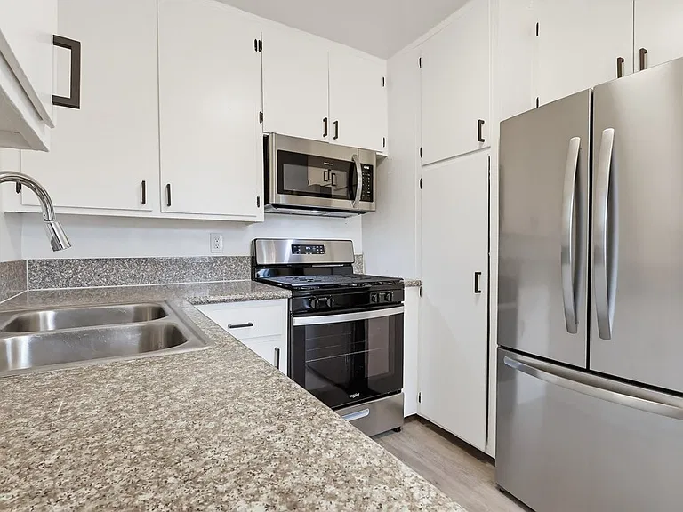 Pet Friendly Apartment Complex in South LA - Gated Parking, Laundry In-Units, Manager On-Site — Photo 23