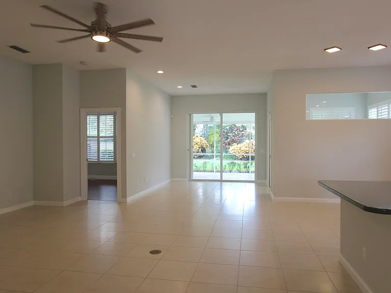 117 Hampton Cir — Photo 3