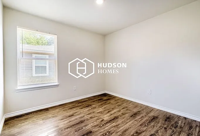 421 Meander St — Photo 9