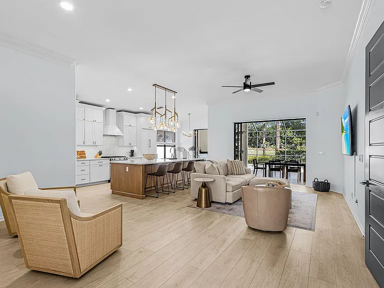 10001 Isola Way — Photo 4
