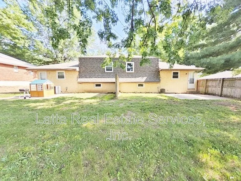 1303 SW Sunset St — Photo 2