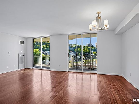 4th image of 1077 River Rd APT 1013