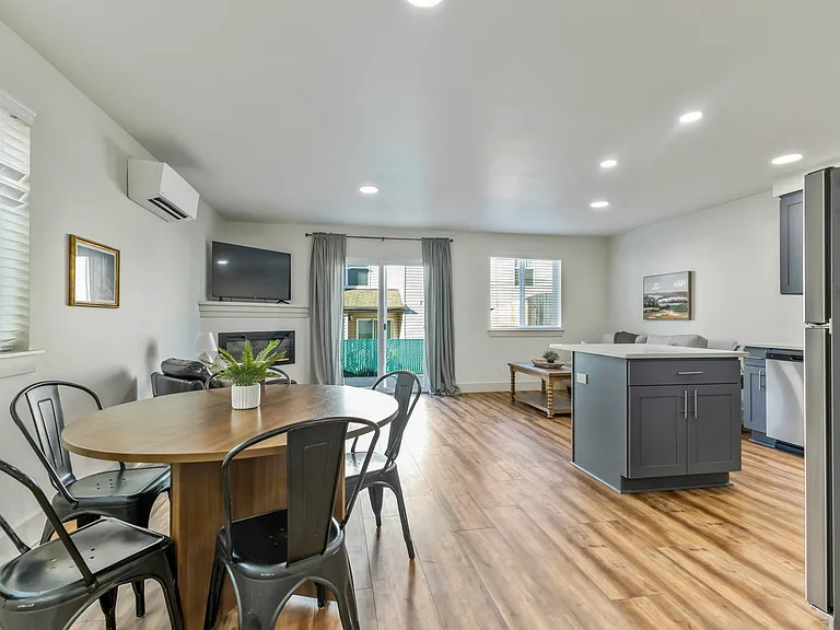 Santiam Canyon Luxury Townhomes — Photo 8
