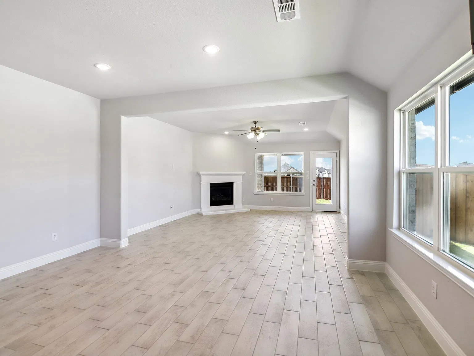 3 bed, 2120 sqft, $2,450 — Photo 4