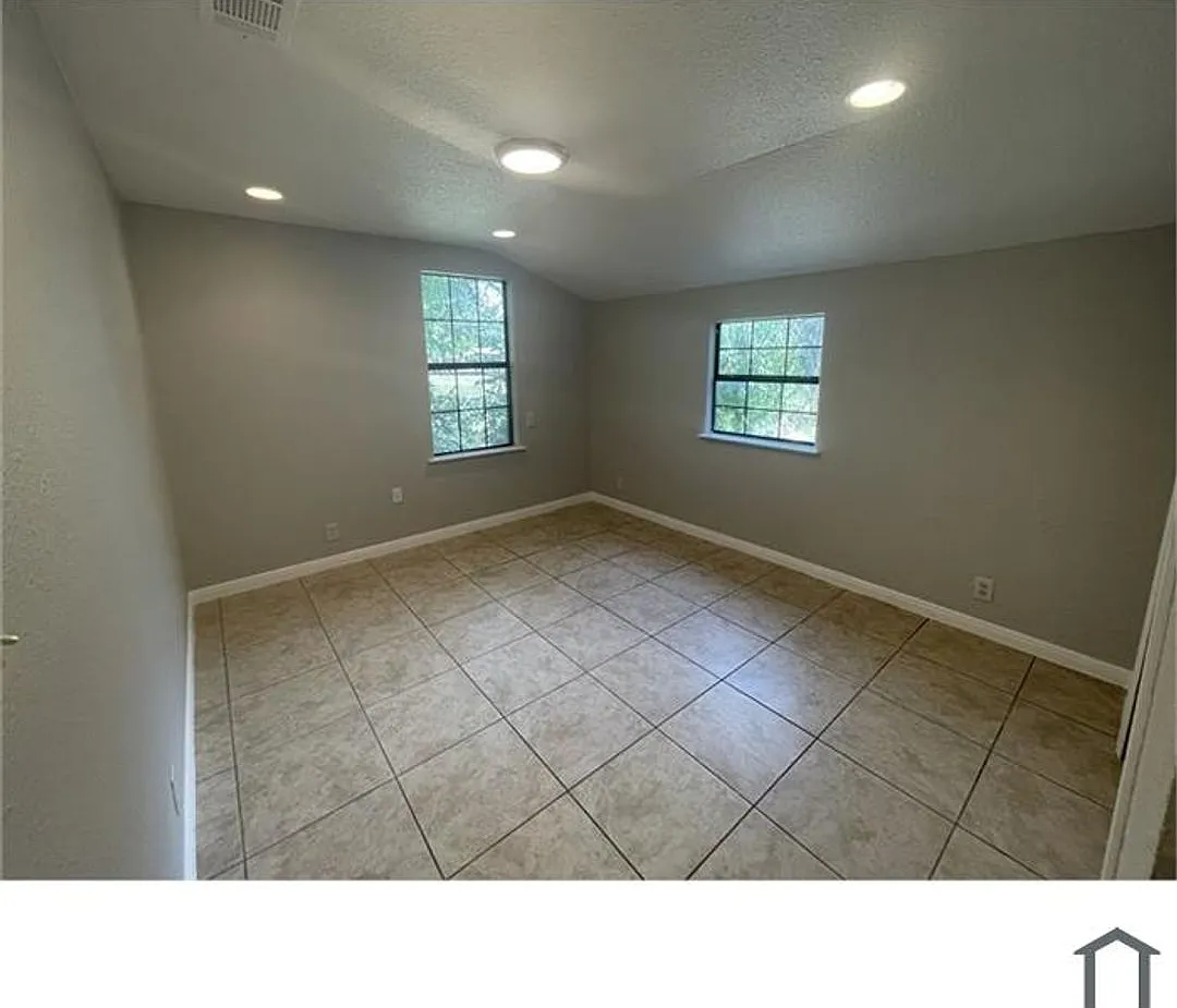 Discover your dream home in this beautifully renovated four-bedroom, two-bathroom house. — Photo 4