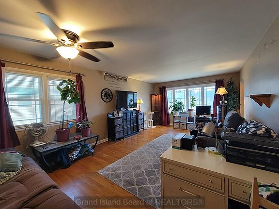 4th image of 110 E 20th St