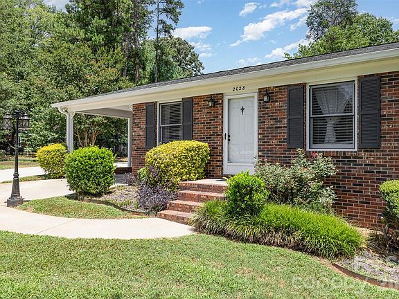 3rd image of 2028 Rock Springs Cir