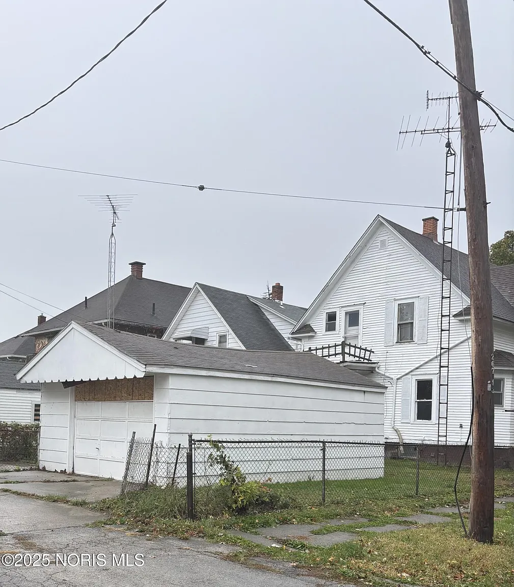 2742 Chestnut St photo 1