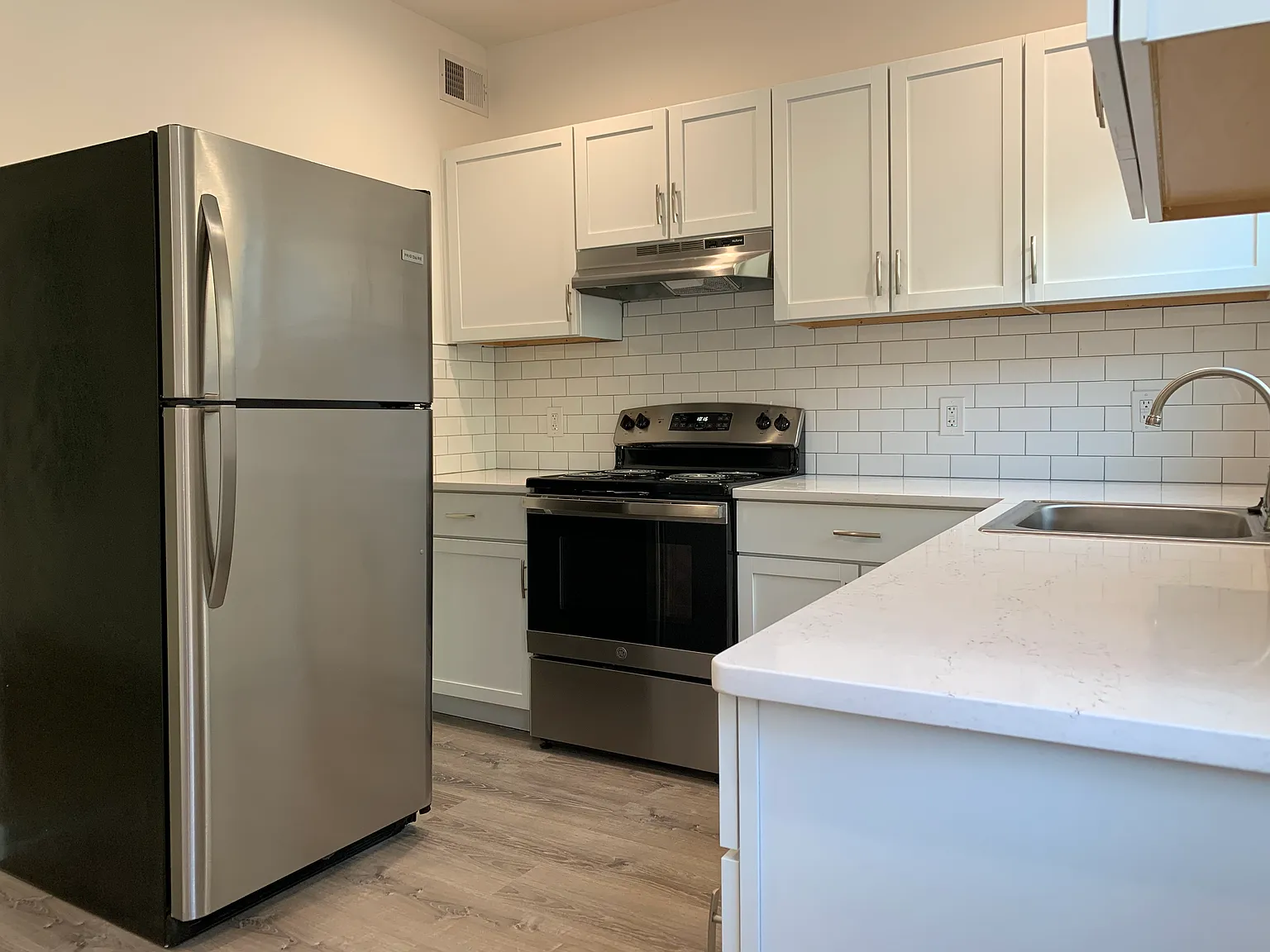 5 bed, 1746 sqft, $4,150 — Photo 2