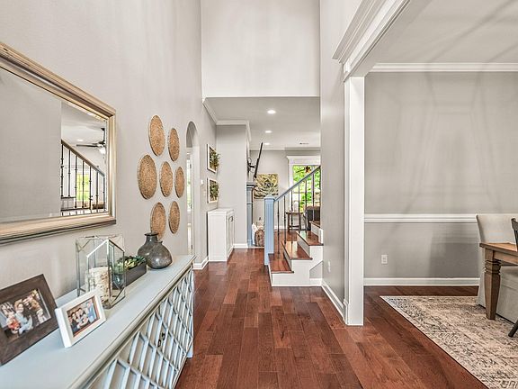 3rd image of 22 Tournay Cir