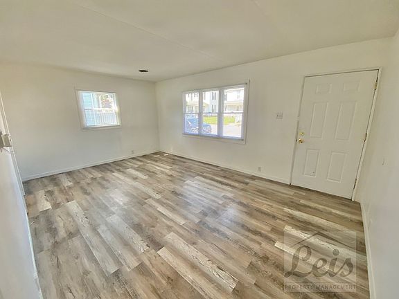 2nd image of 1107 S Roosevelt Ave