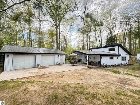 5123 Fairview Dr, Harrison, MI 48625