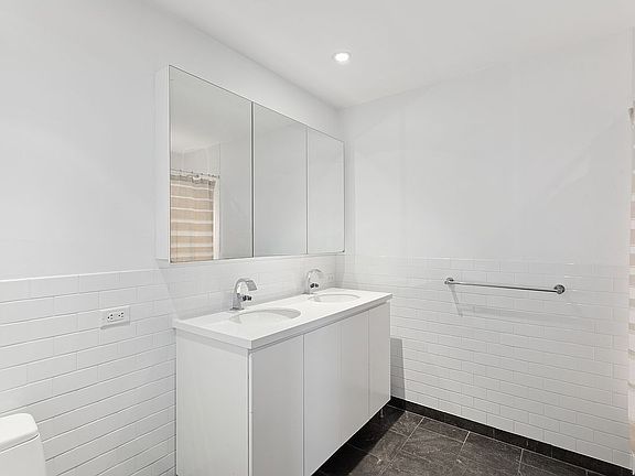 5th image of 90 William St #Pha