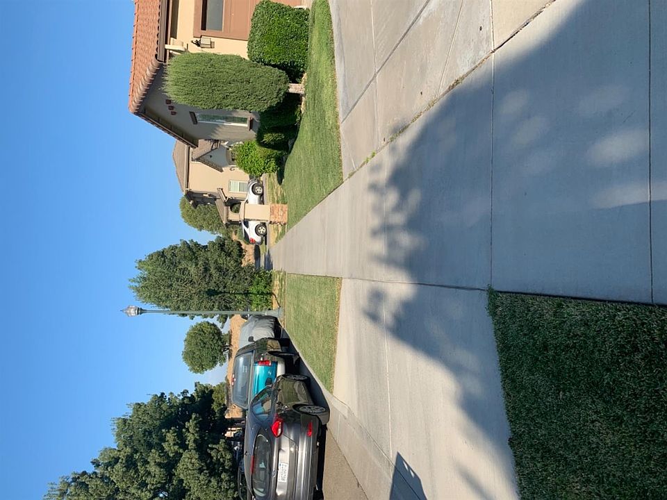 1st image of 325 Wild Oak Dr