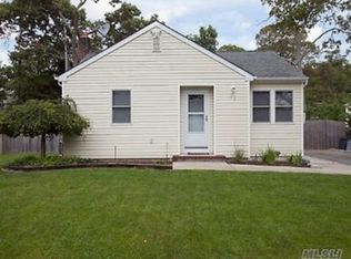 15 Wiggins St, Ronkonkoma, NY 11779