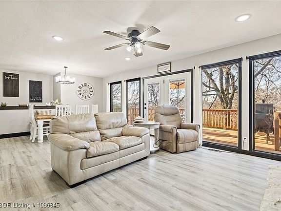 5th image of 309 W Fresno Cir