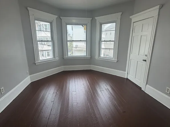 276 Collette St APT 2W, New Bedford, MA 02746
