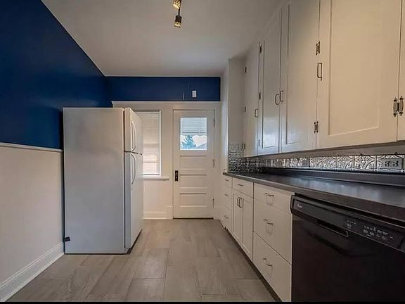 2nd image of 1431 Wyandotte Ave #U