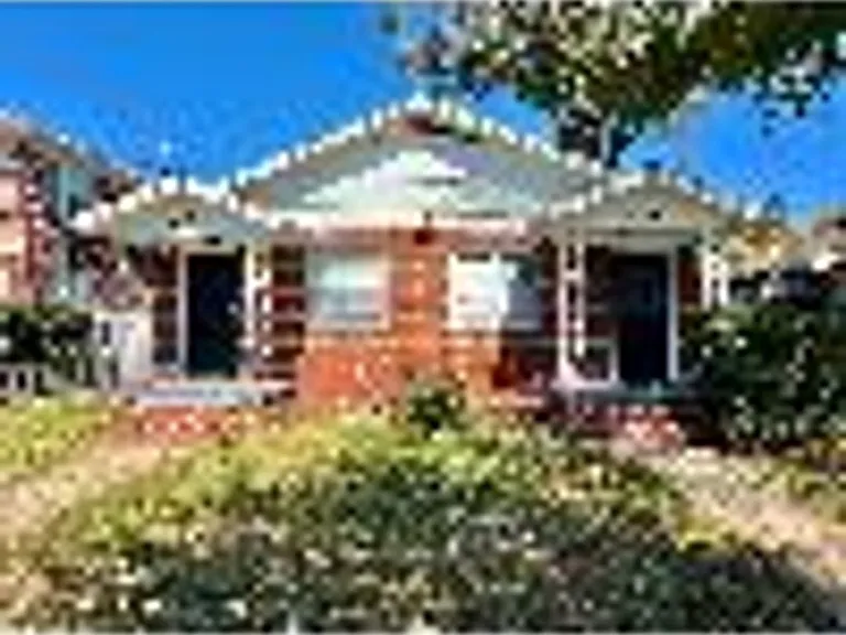 2555 Myra St — Photo 14