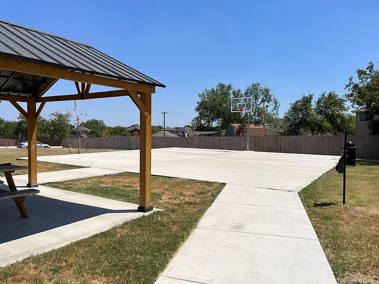 10334 Lynwood Vlg — Photo 12