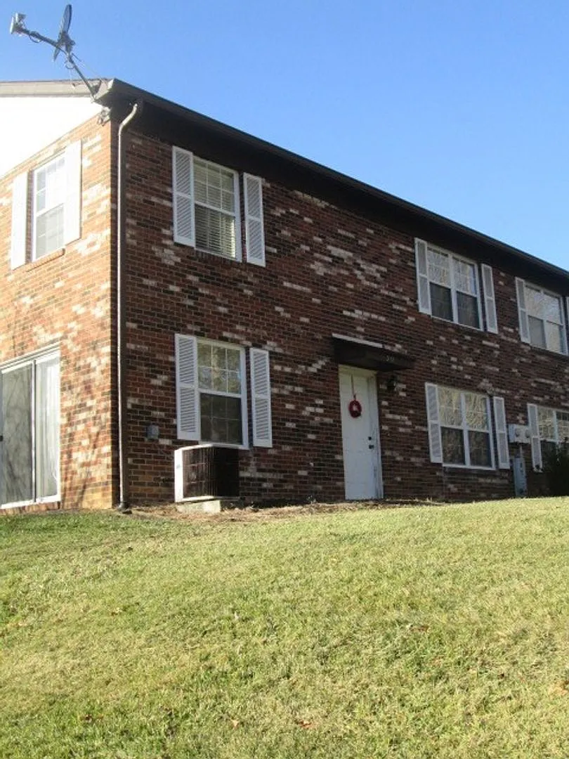 3 Bedroom 2 Bath Townhouse — Photo 1